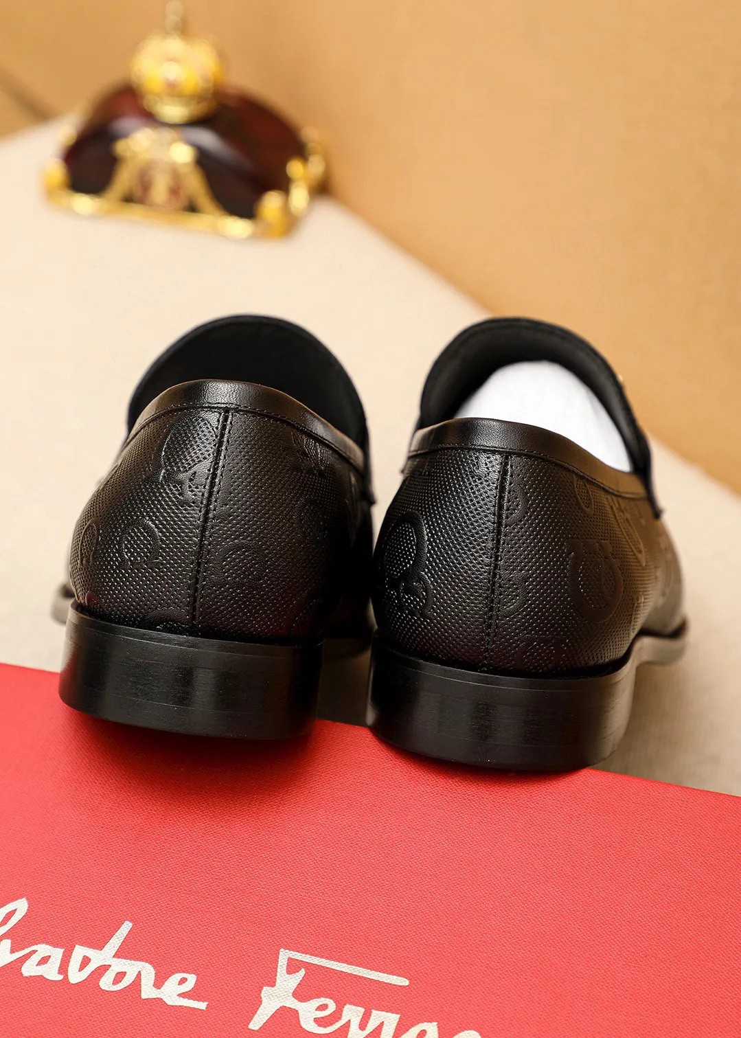 Men's shoes💰460💰 Product trademark: Ferragamo "Ferragamo" casual leather shoes Regular size: 38-44 (45🉑️customized) Product materials: Selected imported first-layer calfskin upper + luxury hardware buckle, imported water-dyed cow leather lining. Strong three-dimensional visual effect, original outsole color: 1⃣️color optional